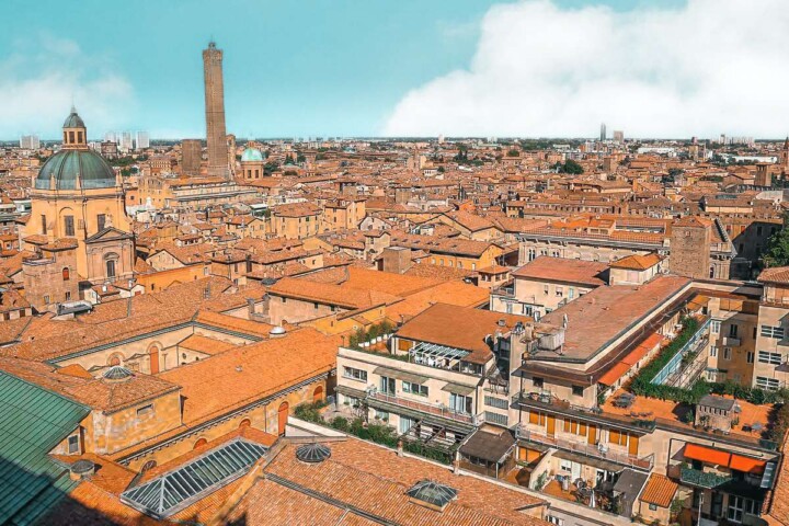 While Tuscany’s capital has plenty to offer, it’s also the perfect jumping off point for fun Florence day trips. So whether you’re traveling from Florence to Siena, exploring historic cities like Arezzo and Cortona, or looking to escape city life with a countryside day trip to Tuscany, you can’t miss these amazing day trips from Florence. Discover 20 famous Italian cities and hidden gems, all within two hours of Florence! #daytripfromflorence #florenceitalydaytrips #tuscanydaytripfromflorence