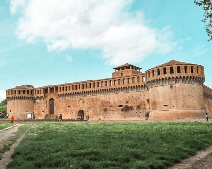 While Tuscany’s capital has plenty to offer, it’s also the perfect jumping off point for fun Florence day trips. So whether you’re traveling from Florence to Siena, exploring historic cities like Arezzo and Cortona, or looking to escape city life with a countryside day trip to Tuscany, you can’t miss these amazing day trips from Florence. Discover 20 famous Italian cities and hidden gems, all within two hours of Florence! #daytripfromflorence #florenceitalydaytrips #tuscanydaytripfromflorence