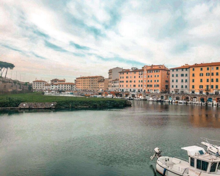 While Tuscany’s capital has plenty to offer, it’s also the perfect jumping off point for fun Florence day trips. So whether you’re traveling from Florence to Siena, exploring historic cities like Arezzo and Cortona, or looking to escape city life with a countryside day trip to Tuscany, you can’t miss these amazing day trips from Florence. Discover 20 famous Italian cities and hidden gems, all within two hours of Florence! #daytripfromflorence #florenceitalydaytrips #tuscanydaytripfromflorence