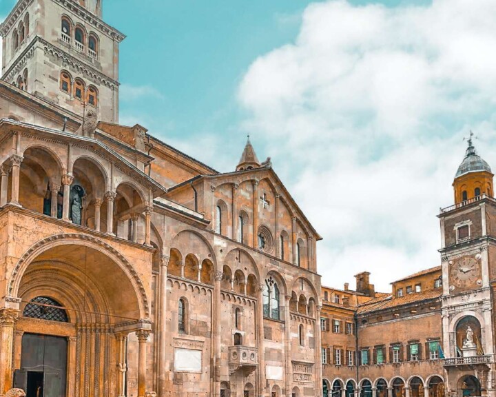 While Tuscany’s capital has plenty to offer, it’s also the perfect jumping off point for fun Florence day trips. So whether you’re traveling from Florence to Siena, exploring historic cities like Arezzo and Cortona, or looking to escape city life with a countryside day trip to Tuscany, you can’t miss these amazing day trips from Florence. Discover 20 famous Italian cities and hidden gems, all within two hours of Florence! #daytripfromflorence #florenceitalydaytrips #tuscanydaytripfromflorence