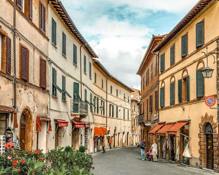 While Tuscany’s capital has plenty to offer, it’s also the perfect jumping off point for fun Florence day trips. So whether you’re traveling from Florence to Siena, exploring historic cities like Arezzo and Cortona, or looking to escape city life with a countryside day trip to Tuscany, you can’t miss these amazing day trips from Florence. Discover 20 famous Italian cities and hidden gems, all within two hours of Florence! #daytripfromflorence #florenceitalydaytrips #tuscanydaytripfromflorence