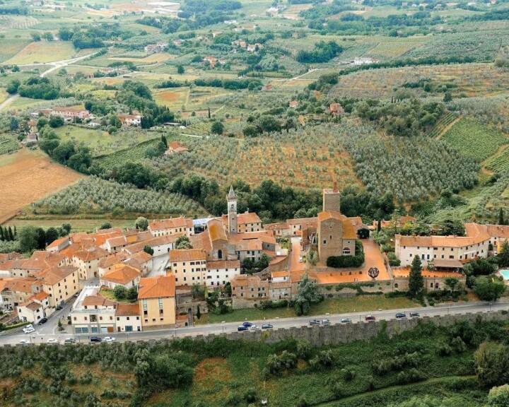 While Tuscany’s capital has plenty to offer, it’s also the perfect jumping off point for fun Florence day trips. So whether you’re traveling from Florence to Siena, exploring historic cities like Arezzo and Cortona, or looking to escape city life with a countryside day trip to Tuscany, you can’t miss these amazing day trips from Florence. Discover 20 famous Italian cities and hidden gems, all within two hours of Florence! #daytripfromflorence #florenceitalydaytrips #tuscanydaytripfromflorence