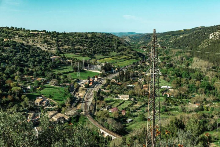 Are you looking for the best things to do in Ragusa? This Sicilian hilltop city offers plenty of history, charm, and delicious eats. Come discover the top activities in Ragusa, from scaling the highest heights to eating your way through the city. #ragusasicily #ragusaibla #ragusaiblasicily