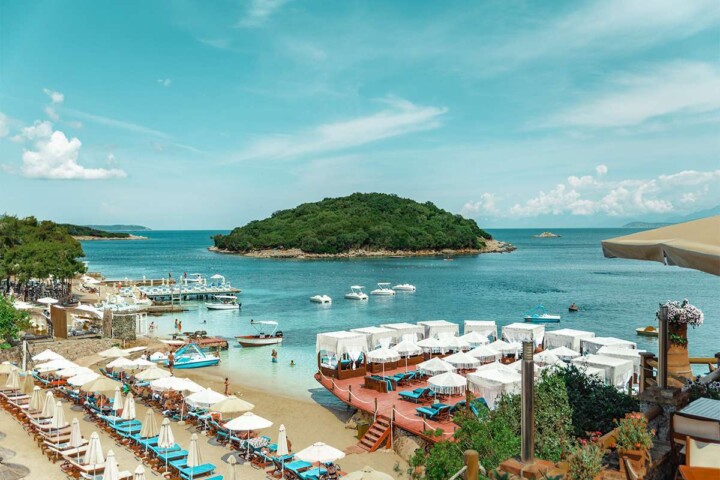 Dreaming of a romantic getaway before baby arrives? Here are the best European babymoon destinations to consider for a final twosome trip! #babymooningreece #babymooninitaly #babymoonideas