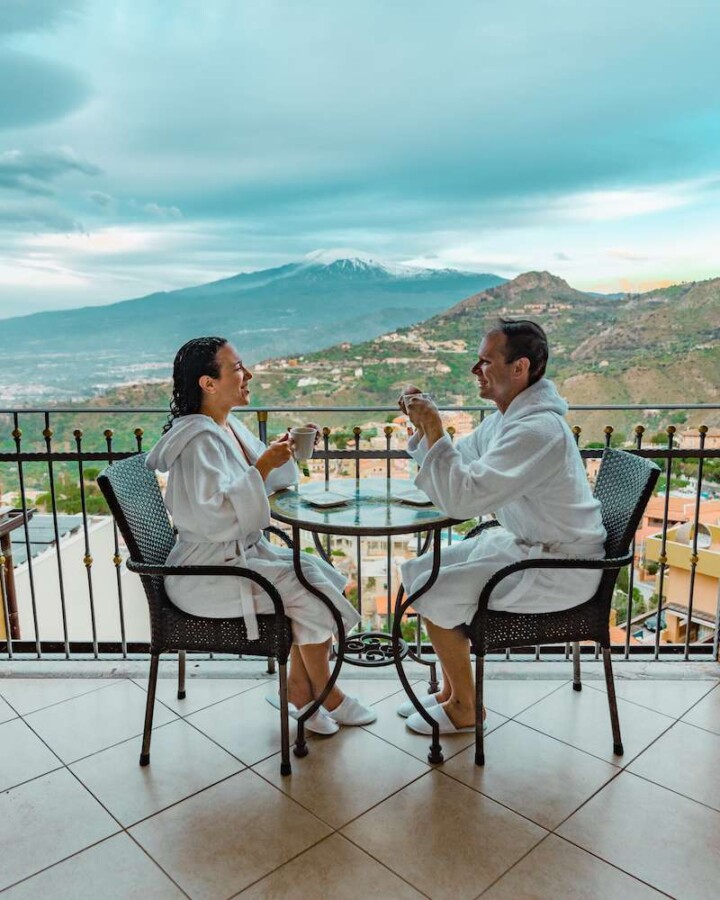 Dreaming of a romantic getaway before baby arrives? Here are the best European babymoon destinations to consider for a final twosome trip! #babymooningreece #babymooninitaly #babymoonideas