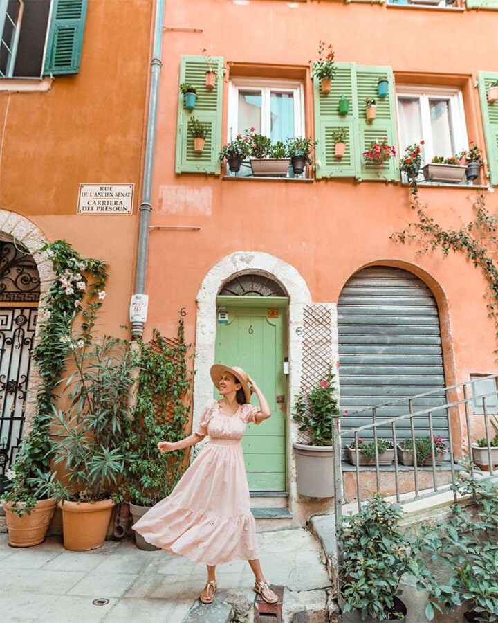 Dreaming of a romantic getaway before baby arrives? Here are the best European babymoon destinations to consider for a final twosome trip! #babymooningreece #babymooninitaly #babymoonideas