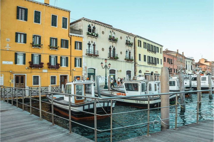 Wondering how to get around Venice? From vaporetti, to private water taxis, to walking tips, here’s how to navigate Venice like a pro! #veniceboatride #venicegondolaride #vaporettovenice
