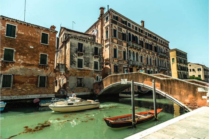 Wondering how to get around Venice? From vaporetti, to private water taxis, to walking tips, here’s how to navigate Venice like a pro! #veniceboatride #venicegondolaride #vaporettovenice
