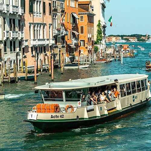 Wondering how to get around Venice? From vaporetti, to private water taxis, to walking tips, here’s how to navigate Venice like a pro! #veniceboatride #venicegondolaride #vaporettovenice