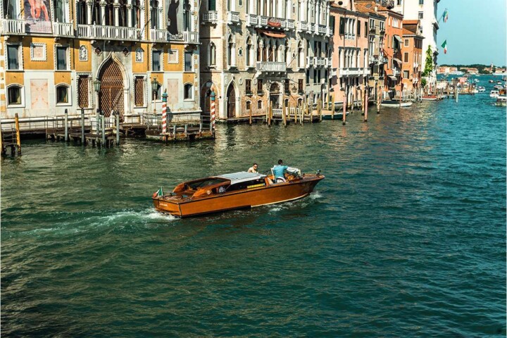 Wondering how to get around Venice? From vaporetti, to private water taxis, to walking tips, here’s how to navigate Venice like a pro! #veniceboatride #venicegondolaride #vaporettovenice